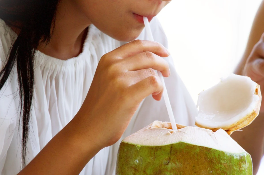 UỐNG QUÁ NHIỀU NƯỚC DỪA CÓ TỐT KHÔNG?