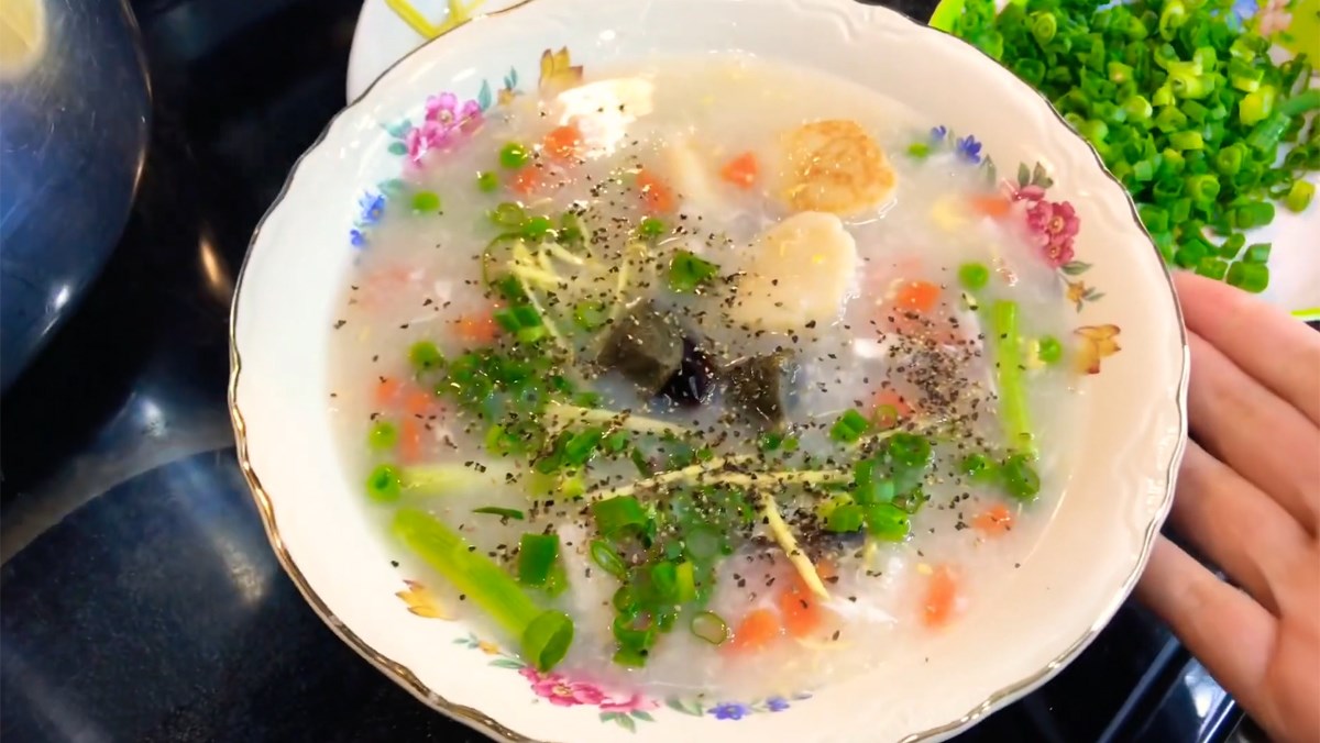 Cách nấu cháo cồi sò điệp rau củ bổ dưỡng, đơn giản ấm bụng ngày mưa